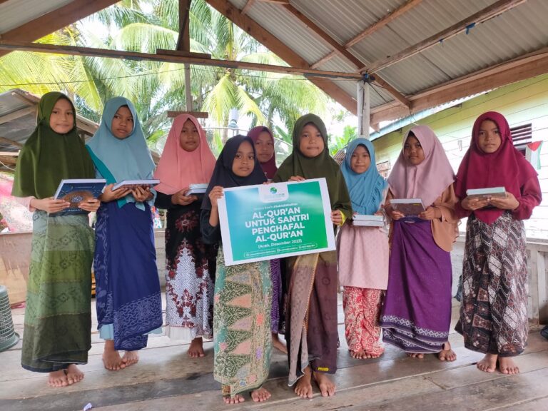 Endatoe Foundation Salurkan Al-Quran Untuk Santri Kawasan Terpencil