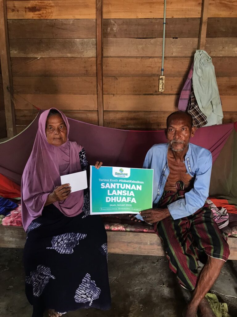 Endatoe Foundation Menyalurkan Bantuan untuk Kakek Muchtar yang Sedang Sakit di Bireuen