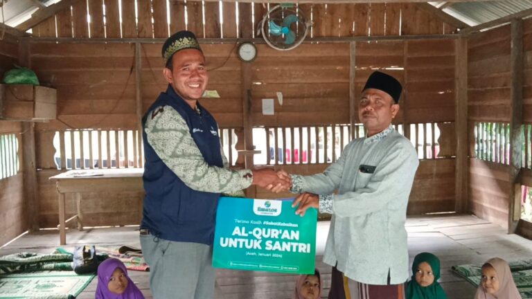 Penyaluran Al-Quran untuk Balai Pengajian Babussadah di Baktiya, Aceh Utara: Endatoe Foundation Bantu Santri Dhuafa