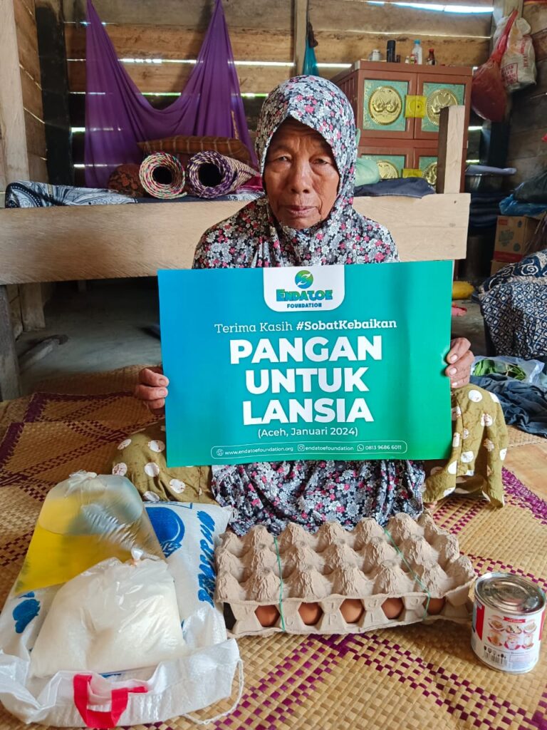 Penyaluran Paket Pangan untuk Nenek Barensyah