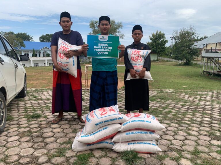 Penyaluran Beras untuk Santri di Pesantren Zurriatul Qur’ani Maarif Berhasil Disalurkan Berkat Donasi Warga Malaysia