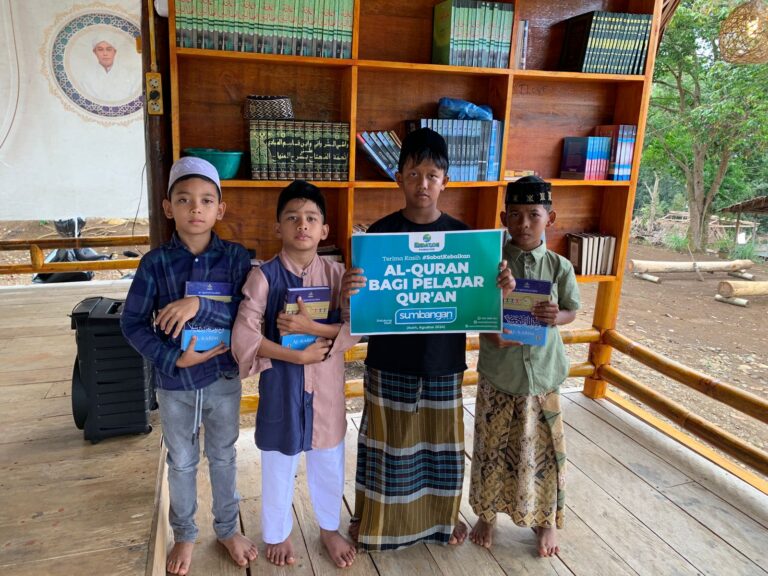 Penyaluran Bantuan Al-Qur’an untuk Balai Pengajian Hidayatul Mustafid Al Munawwarah