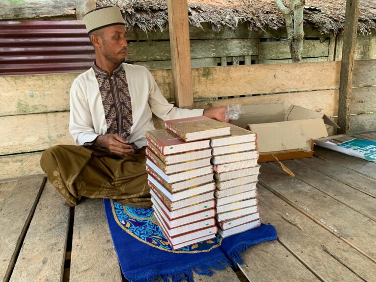 Distribusi Al-Qur’an untuk Santri Balai Pengajian Babul Mubtadin