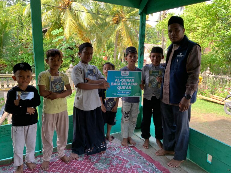 Penyaluran 20 Al-Qur’an untuk Santri Balai Pengajian Zikrullah