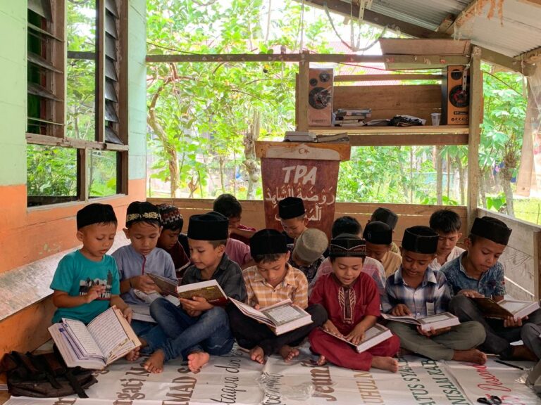 Distribusi 25 Al-Qur’an untuk Santri Balai Pengajian Al-Muarif