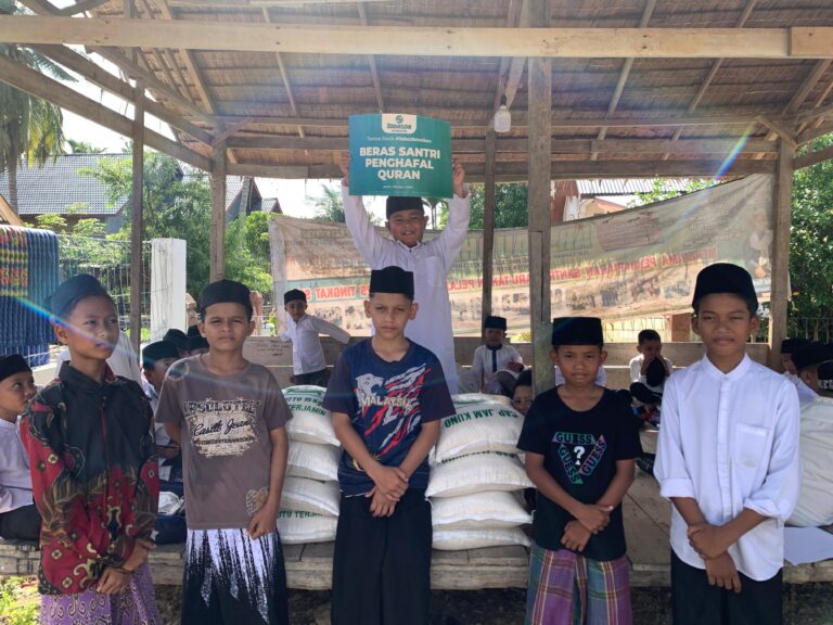 Endatoe Foundation Salurkan  Beras untuk Santri Dayah Ar-Raudhah