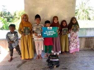 15 Mushaf Al-Qur’an Disalurkan Endatoe Foundation untuk Santri Balai Pengajian Ikhwanul Achi