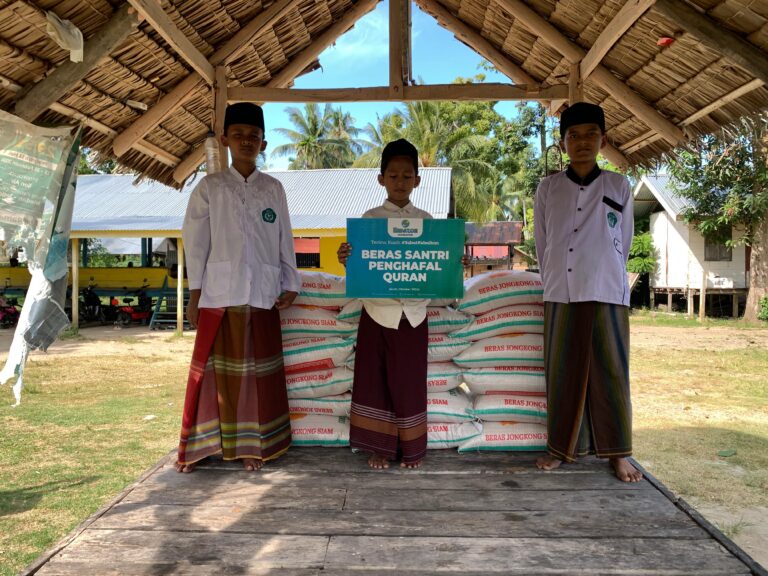 Endatoe Foundation Salurkan Beras untuk Santri Dayah Karamatil Huda