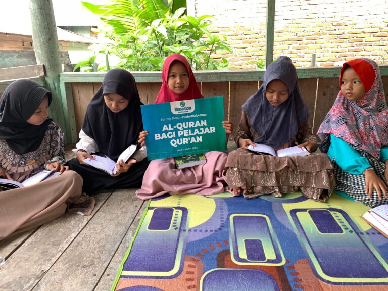Dukung Santri, Endatoe Foundation Salurkan 15 Mushaf ke Gampong Blang Dalam